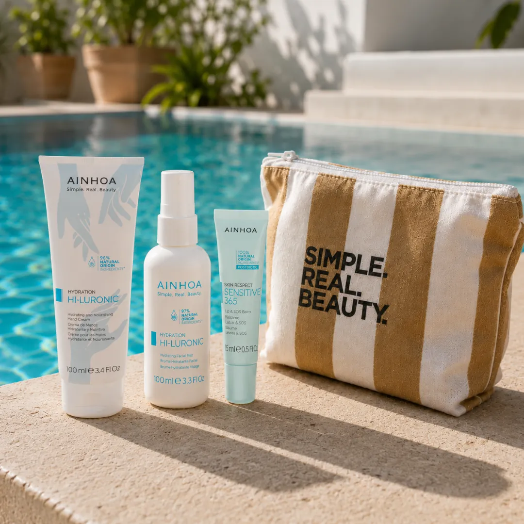 AINHOA HI-LURONIC Hydrating Essential Set met Facial Mist, Hand Cream, Lip & SOS Balm en toilettas